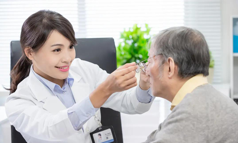 剛進(jìn)入40歲，你能接受戴老花鏡嗎？