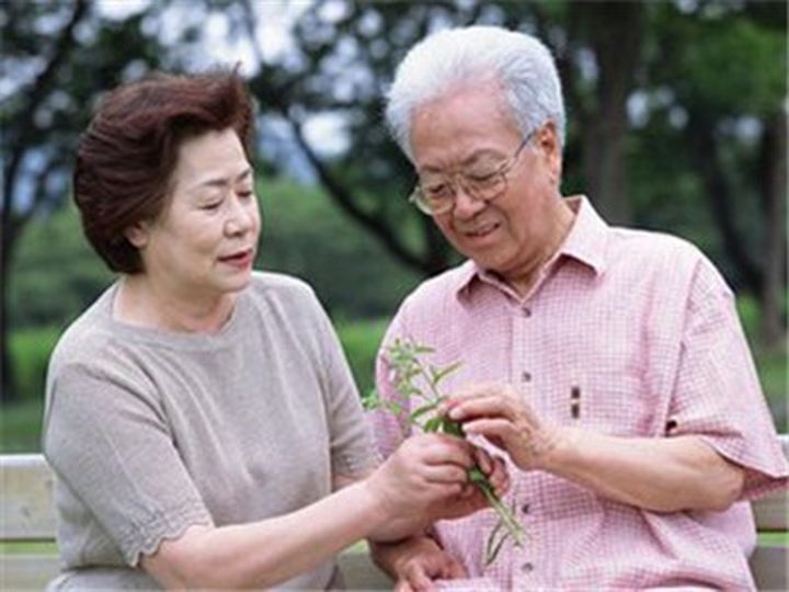老花鏡科普：老人該如何緩解老花眼？