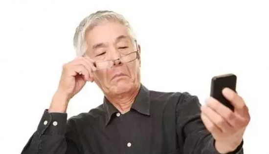 老花眼用手機發(fā)信息成了奢侈，六十歲的困惑看他怎么解決