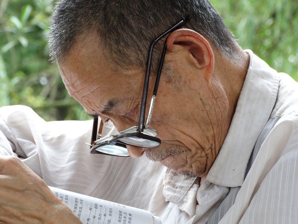 “老花眼”誰都避不開，哪些癥狀說明眼睛提前“花”了？