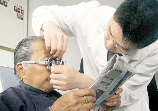 老花鏡怎么配，參照老花鏡度數對照表靠譜嗎?