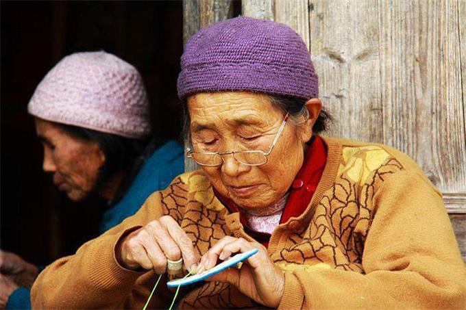 佩戴老花眼鏡，記住這四點(diǎn)，避免對(duì)眼睛造成傷害